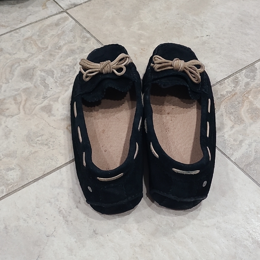 UGG Women's Black Moccasins with Tan Bow - Picture 4 of 9